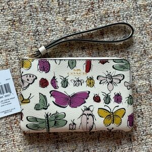 🦋🪲🐞Coach corner zip wristlet in creature print🐞🪲🦋